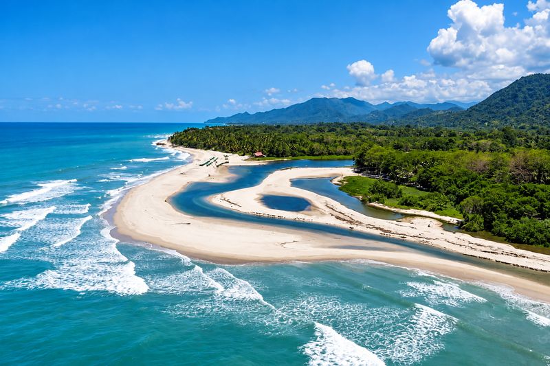 Desembocadura del río Buritaca en el mar